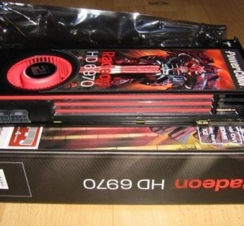 AMD Radeon HD 6970 prezentuje się przed obiektywem