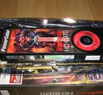 AMD Radeon HD 6970 prezentuje się przed obiektywem