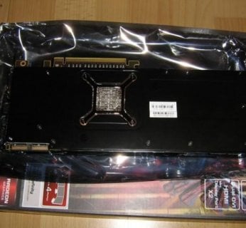 AMD Radeon HD 6970 prezentuje się przed obiektywem