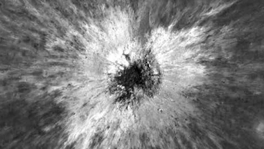 To zjawisko zdarza się raz na ponad sto lat. Astronomowie dostrzegli nowy krater na Księżycu