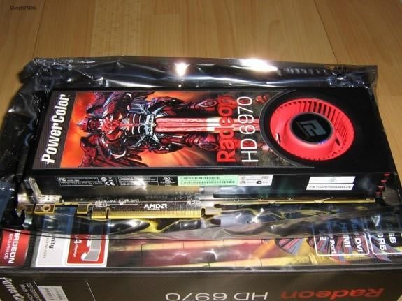 AMD Radeon HD 6970 prezentuje się przed obiektywem