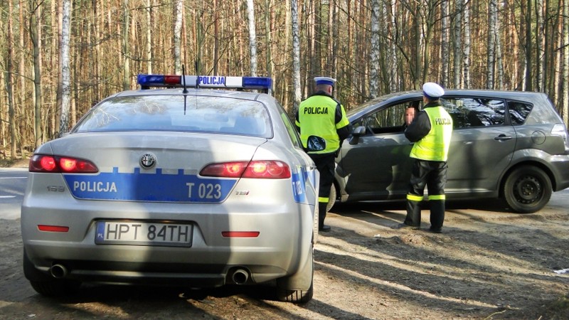 policjanci i radiowóz