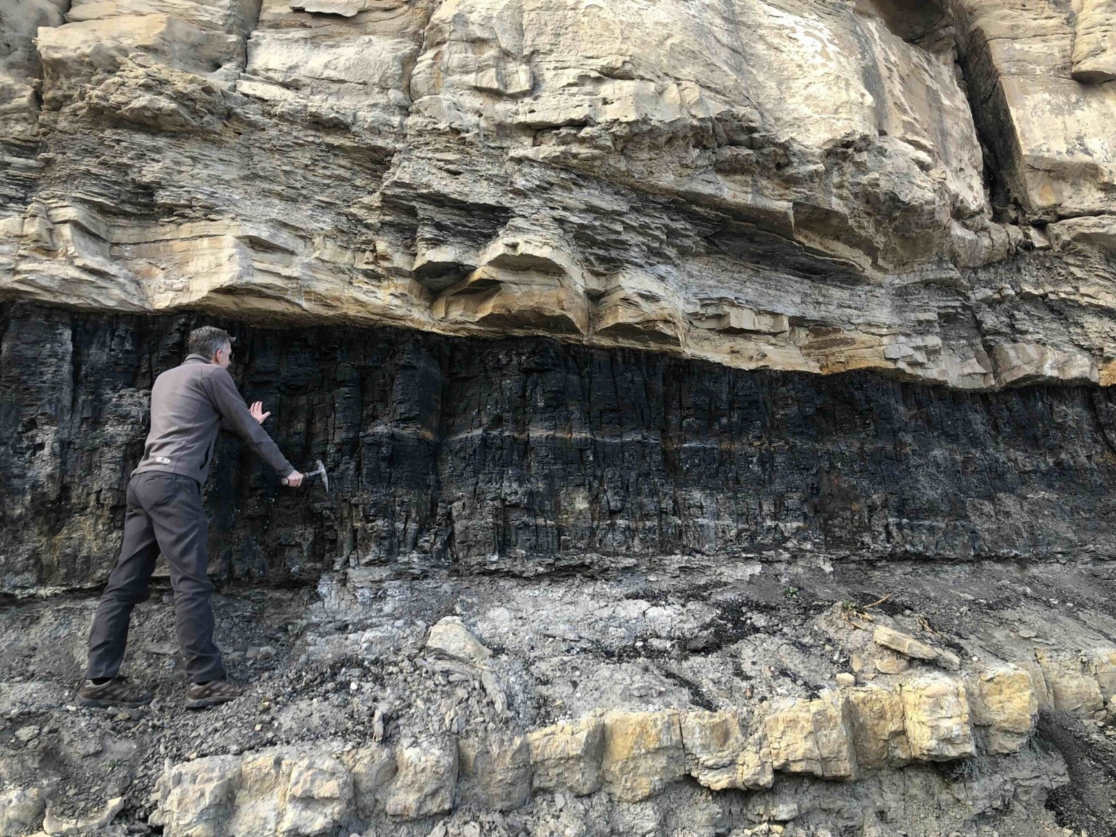 Michael Vanden Berg, geolog ze Służby Geologicznej Utah, bada wychodnię węgla w pobliżu starej kopalni Star Point w Utah / źródło: LAUREN BIRGENHEIER, UNIWERSYTET UTAH
