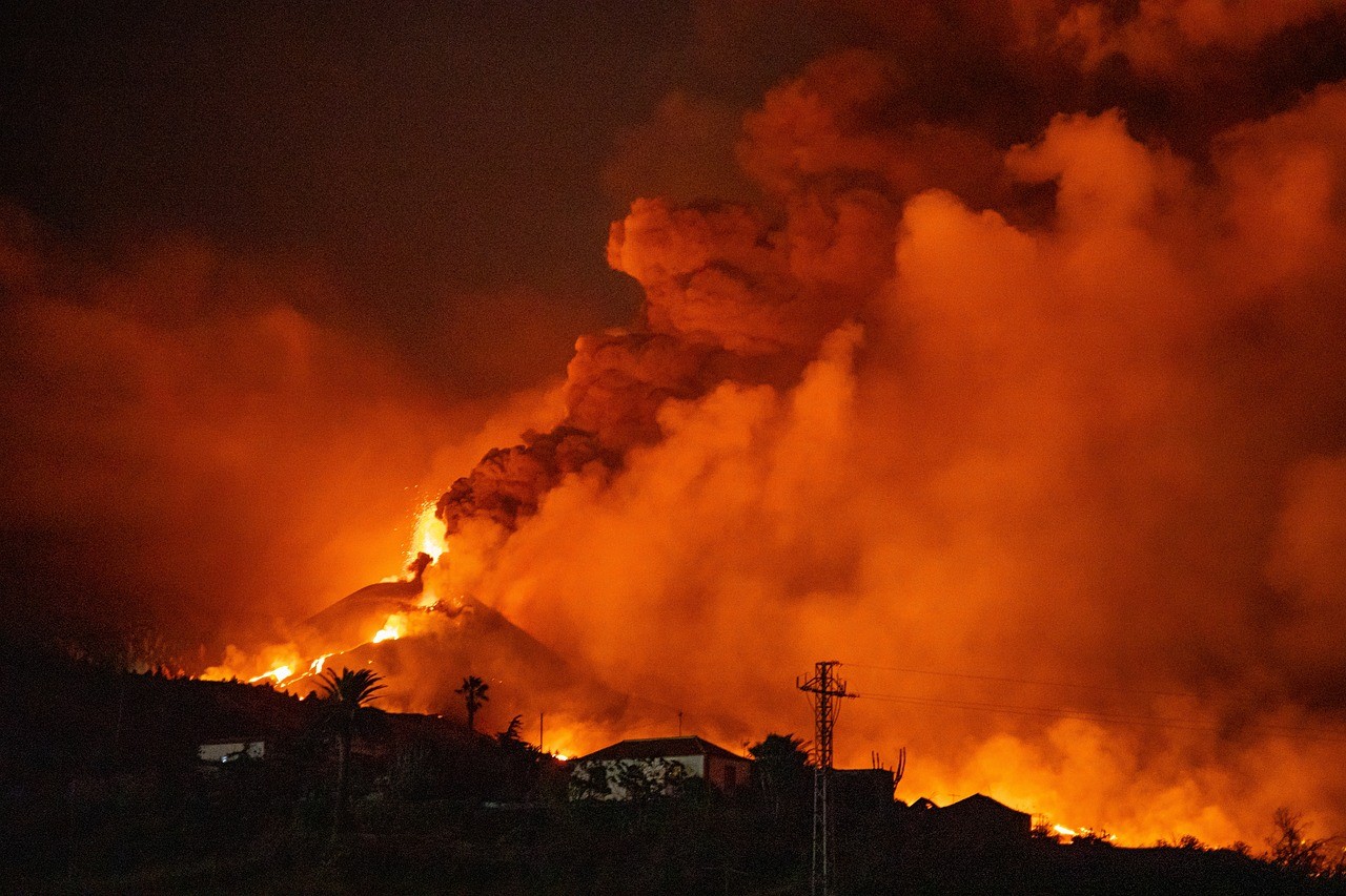 Zdjęcie eksplozji wulkanu na La Palmie
