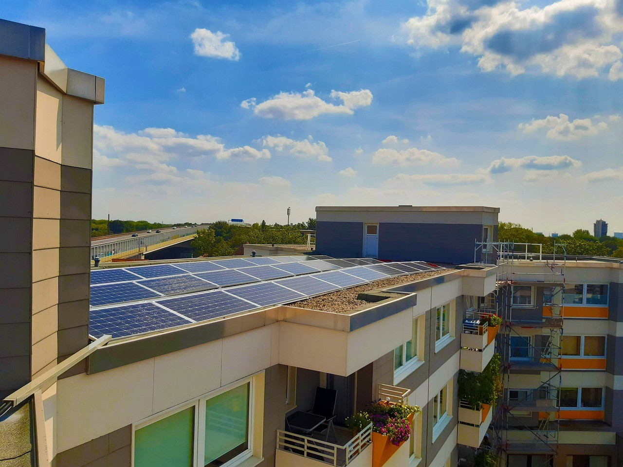 Zdjęcie poglądowe paneli słonecznych na dachu budynku mieszkalnego
