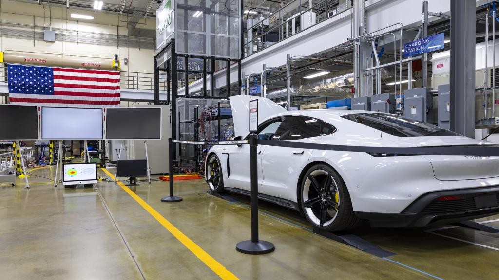 Badacze ORNL współpracowali z Volkswagen Group of America, aby zademonstrować bezprzewodowe ładowanie o mocy 270 kW w Porsche Taycan. Źródło: Carlos Jones/ORNL, Departament Energii USA
