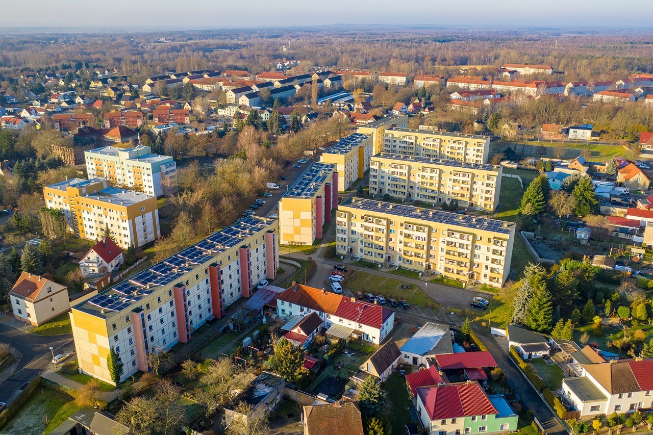 Zdjęcie poglądowe paneli słonecznych na dachach budynków wielorodzinnych
