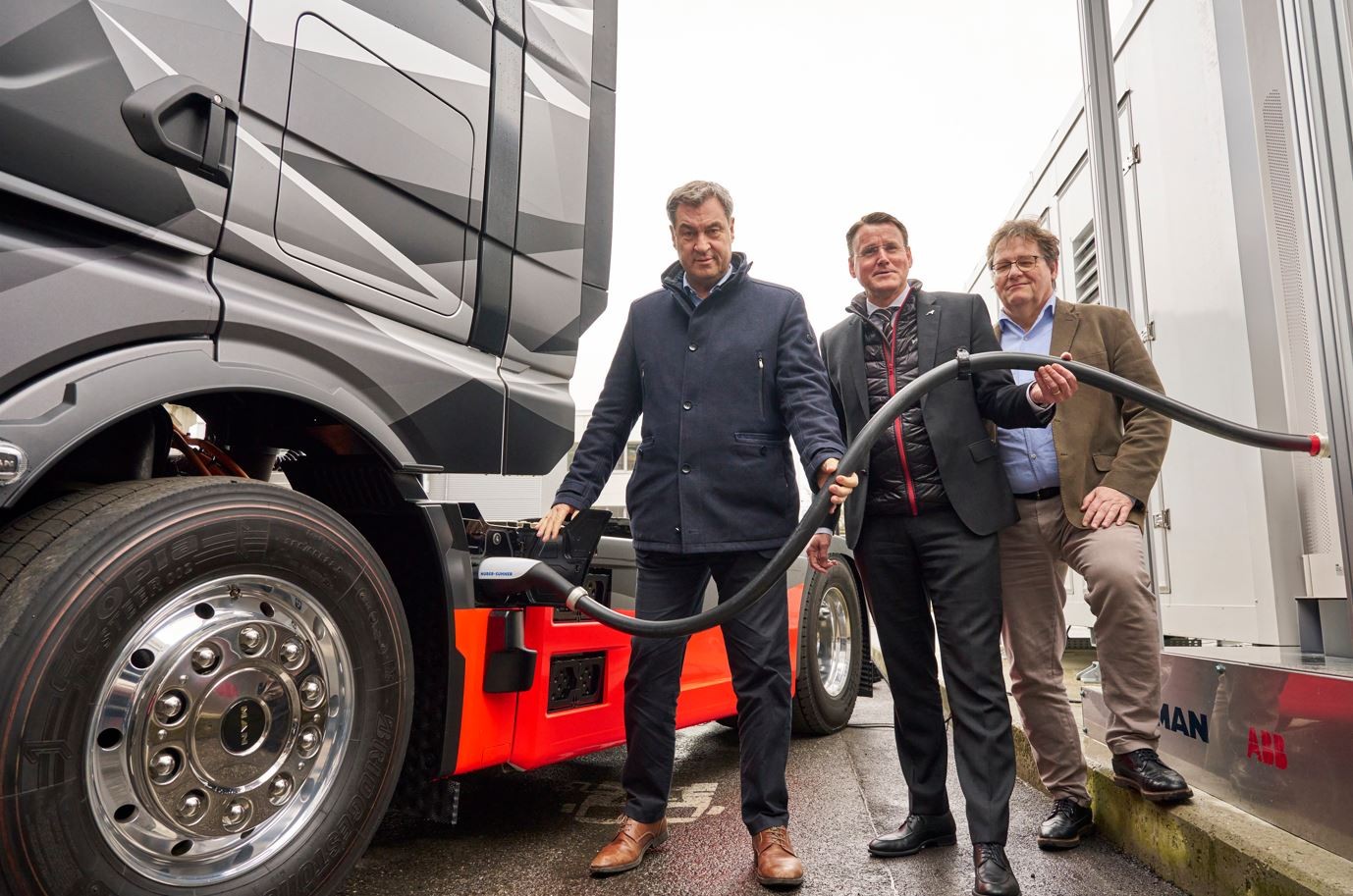 Podczas pokazu ładowania MCS w Monachium: dr Markus Söder, premier Bawarii, Alexander Vlaskamp, ​​dyrektor generalny MAN Truck &#038; Bus i Michael Halbherr, dyrektor generalny ABB E-mobility / źródło: ABB, materiały prasowe
