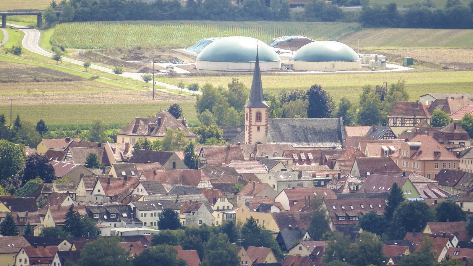 Biogazownia zlokalizowana w mieście Hofheim in Unterfranken w Niemczech / źródło: Flodur63, Wikimedia Commons, CC BY-SA 4.0
