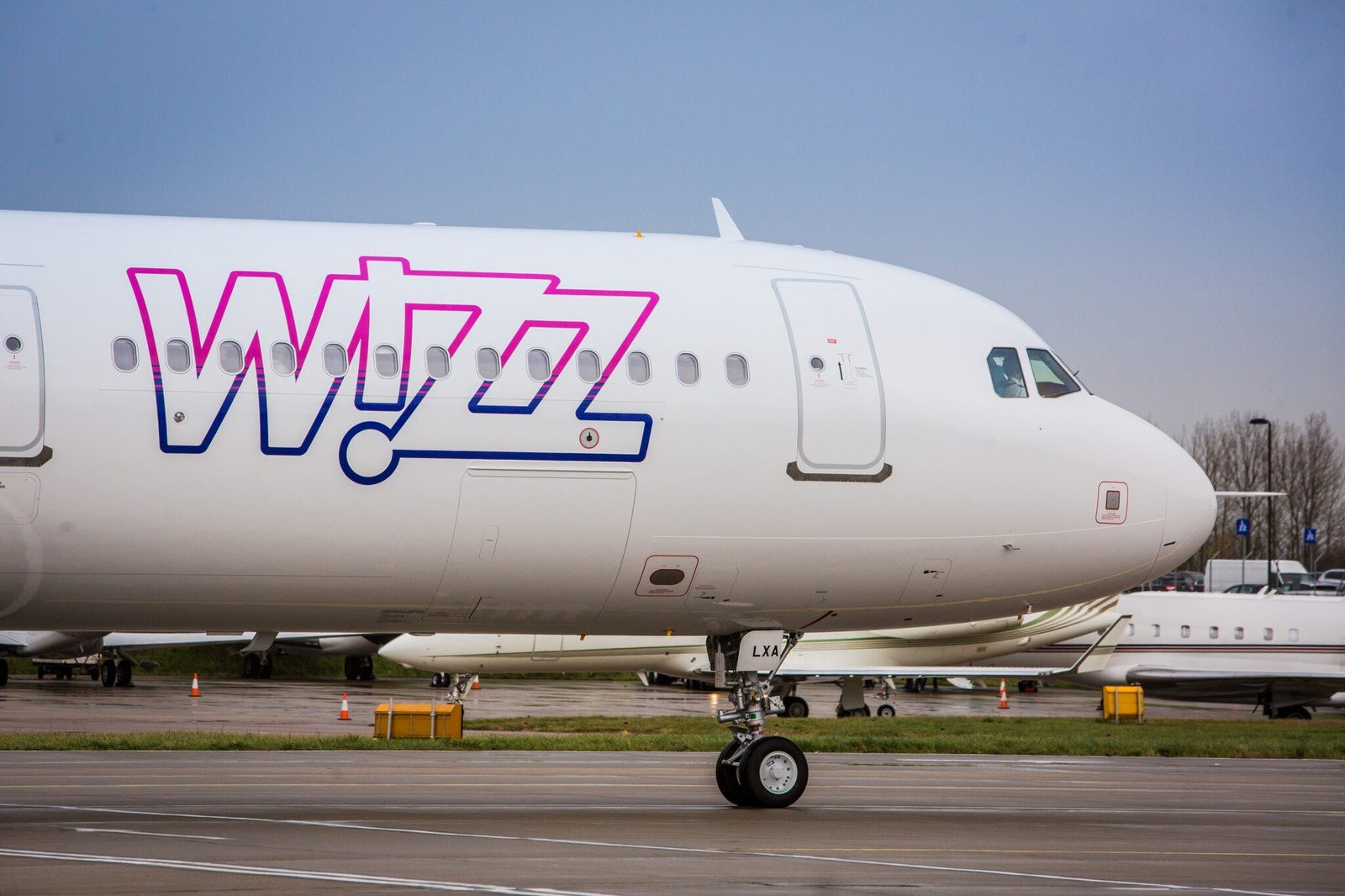 Wizz Air miga się od odpowiedzialności za uszkodzony bagaż? Prezes UOKiK reaguje na skargi klientów