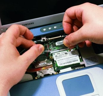 By pewnie przytwierdzić antenę sieci WLAN, najlepiej użyj taśmy klejącej.