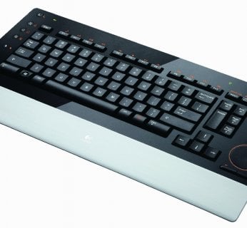 Klawiatura Logitech diNovo Edge, oprócz płaskich, notebookowych klawiszy oferuje też niewielki, okrągły touchpad.