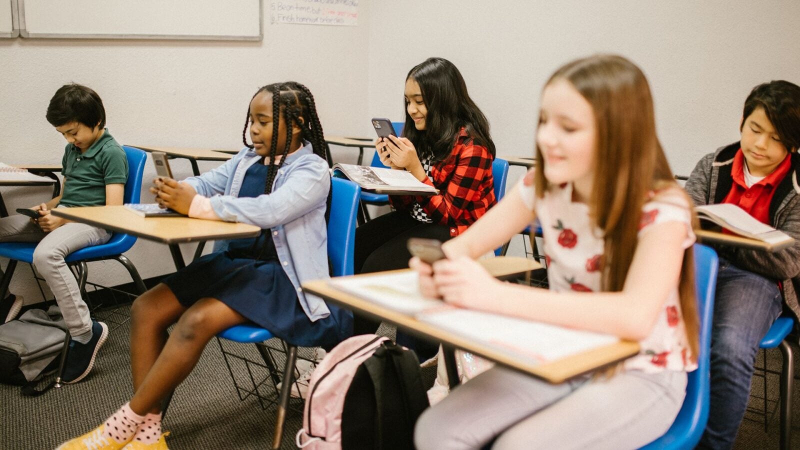 Dzieci korzystają ze smartfonów