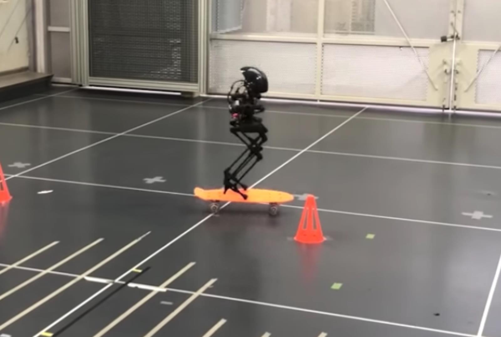 Ten robot nie ma akumulatora. Zamiast tego kradnie energię z podłoża podczas chodzenia