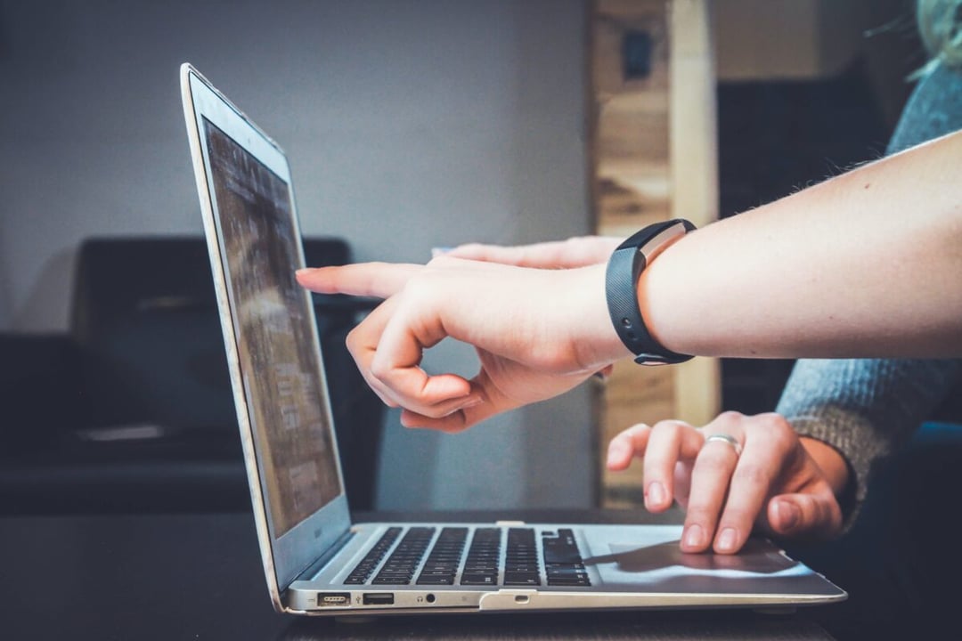 Edge zaczyna tłumaczyć internet „po ludzku”. Tego mi właśnie brakowało w przeglądarce