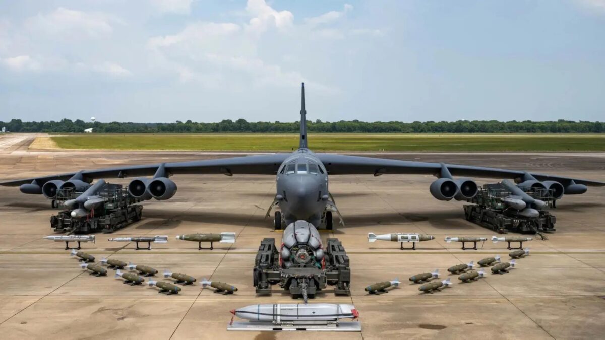 Bombowiec B-52 ma prawie 75 lat, a właśnie dostaje nową pracę. Będzie polował na okręty