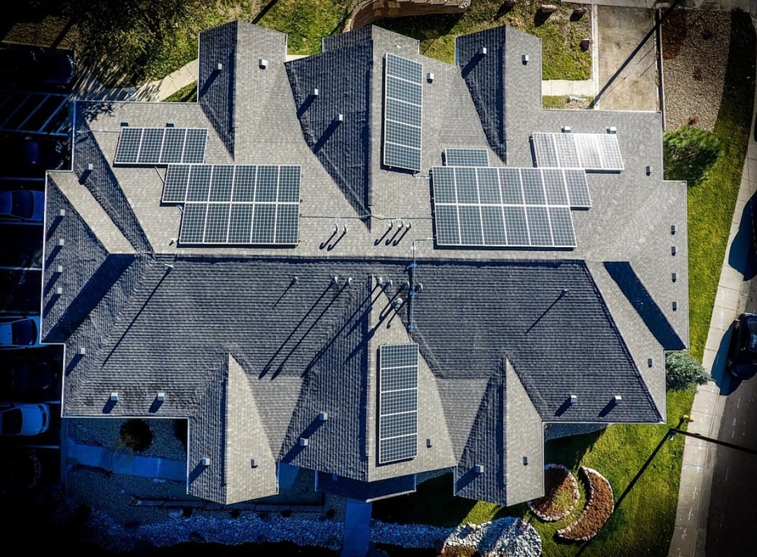 Pierwsza taka dachówka świata. Darmowy prąd bez wielkich paneli na dachu