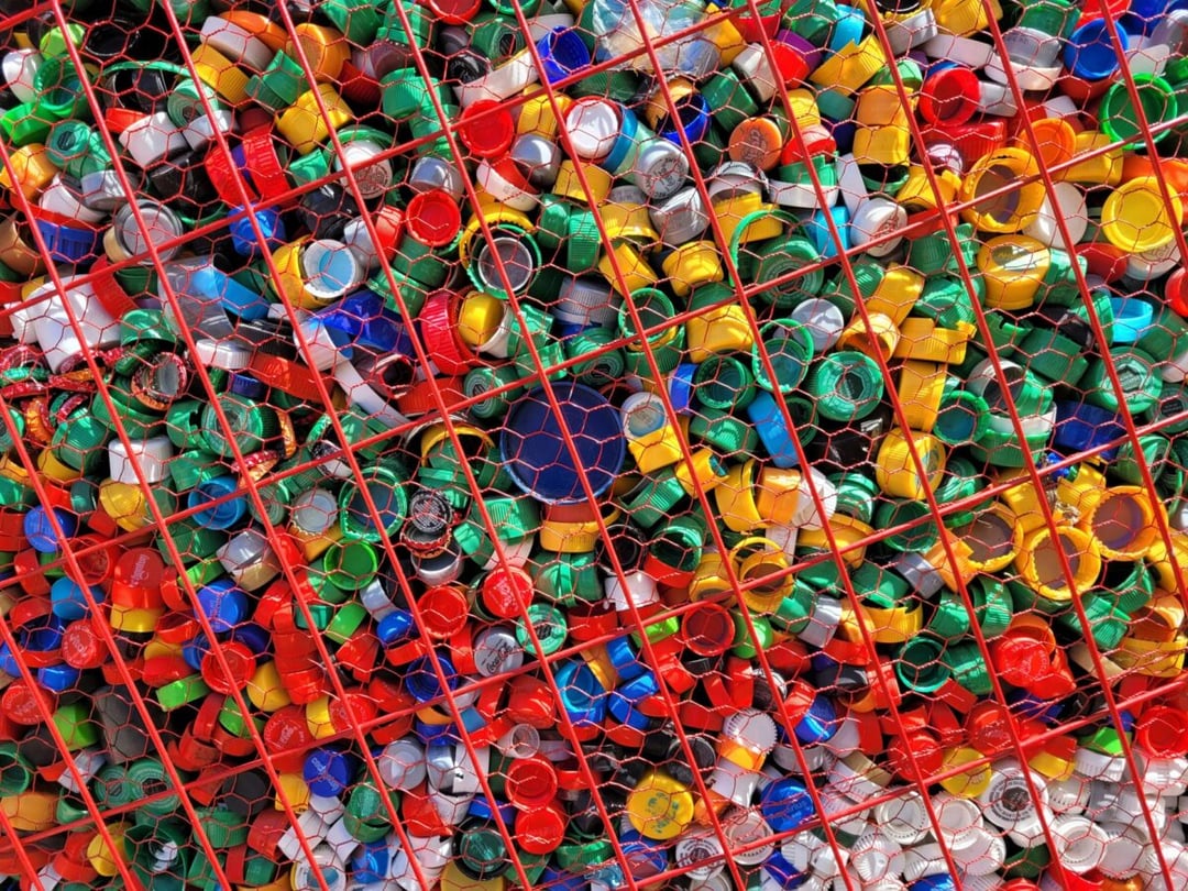 Pijesz sobie z butelki, a ta żyje sobie w najlepsze i czeka na znak. Czy to właśnie plastik przyszłości?