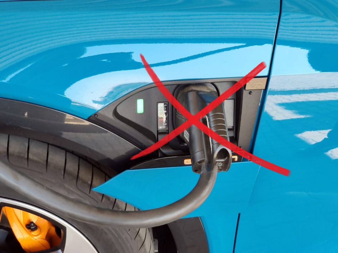 900 W mocy bez ani jednego kabla. Ta mata ładowania wyeliminuje wtyczki w elektrykach?