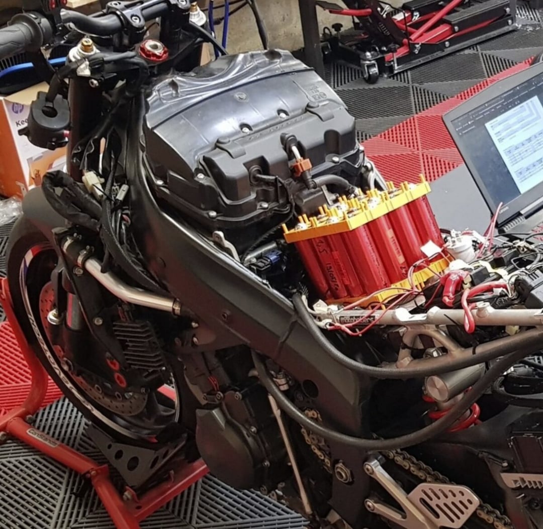 Napęd na dwa koła w motocyklu wraca? Teraz robi to elektronika i silnik w piaście