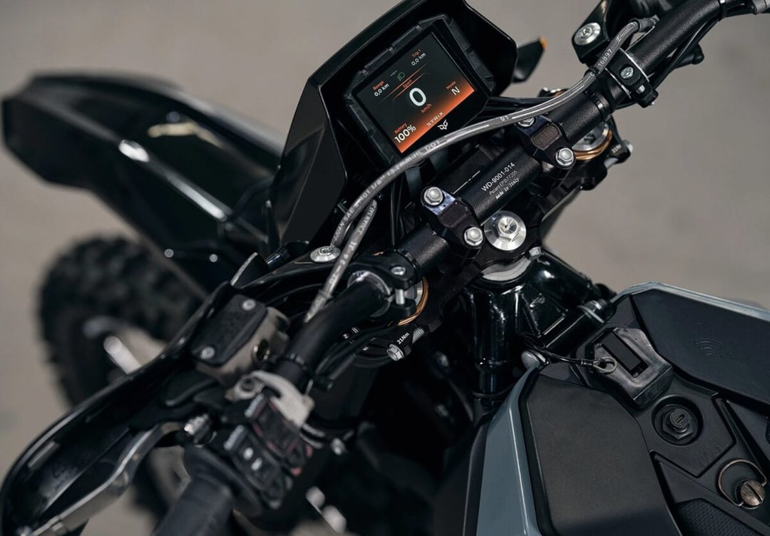 Motocykl rodem z pola walki trafi do cywilów. STRiX idzie po enduro z bardzo grubym argumentem