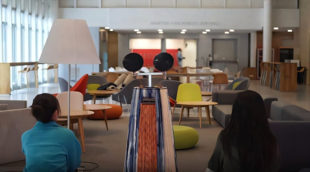 MirrorBot to robot, który zamiast kraść uwagę, uczy nas patrzeć sobie w oczy