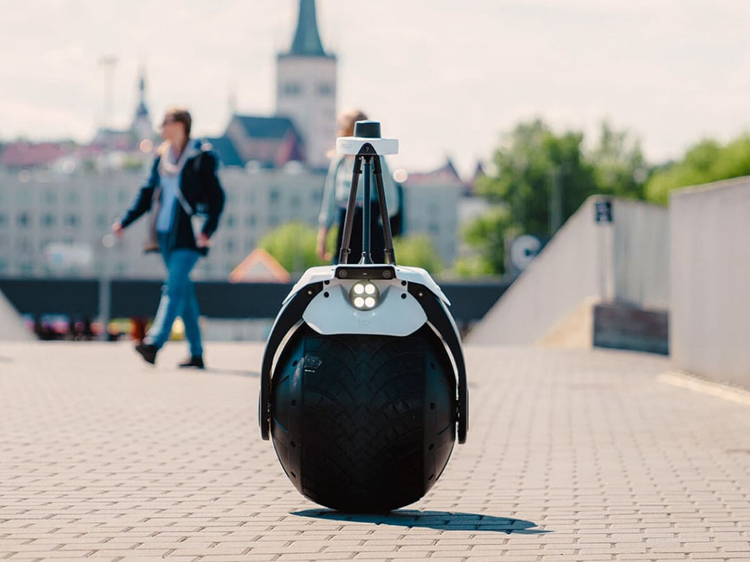 1ROLLO to robot, który da ci spokój ducha jak wyjedziesz na wakacje. Będzie pilnował domu lepiej niż pies