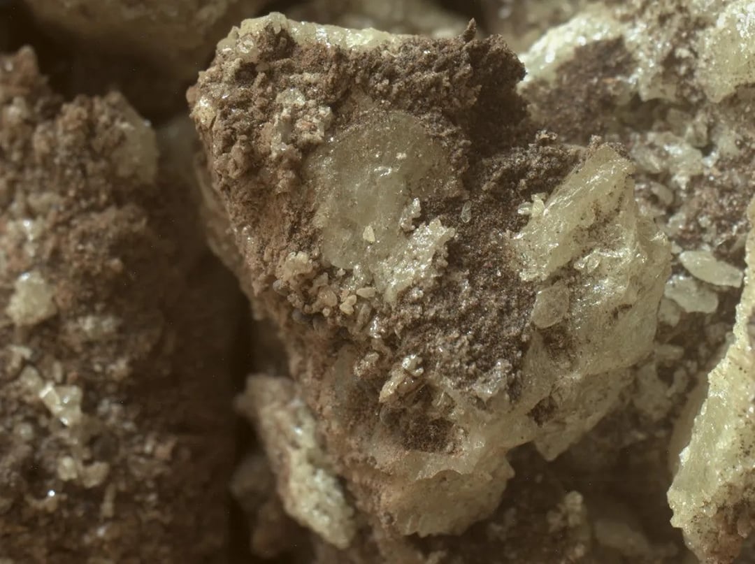 Łazik Curiosity uwiecznił marsjańskie kryształy. Zbliżył się do nich jak nigdy wcześniej