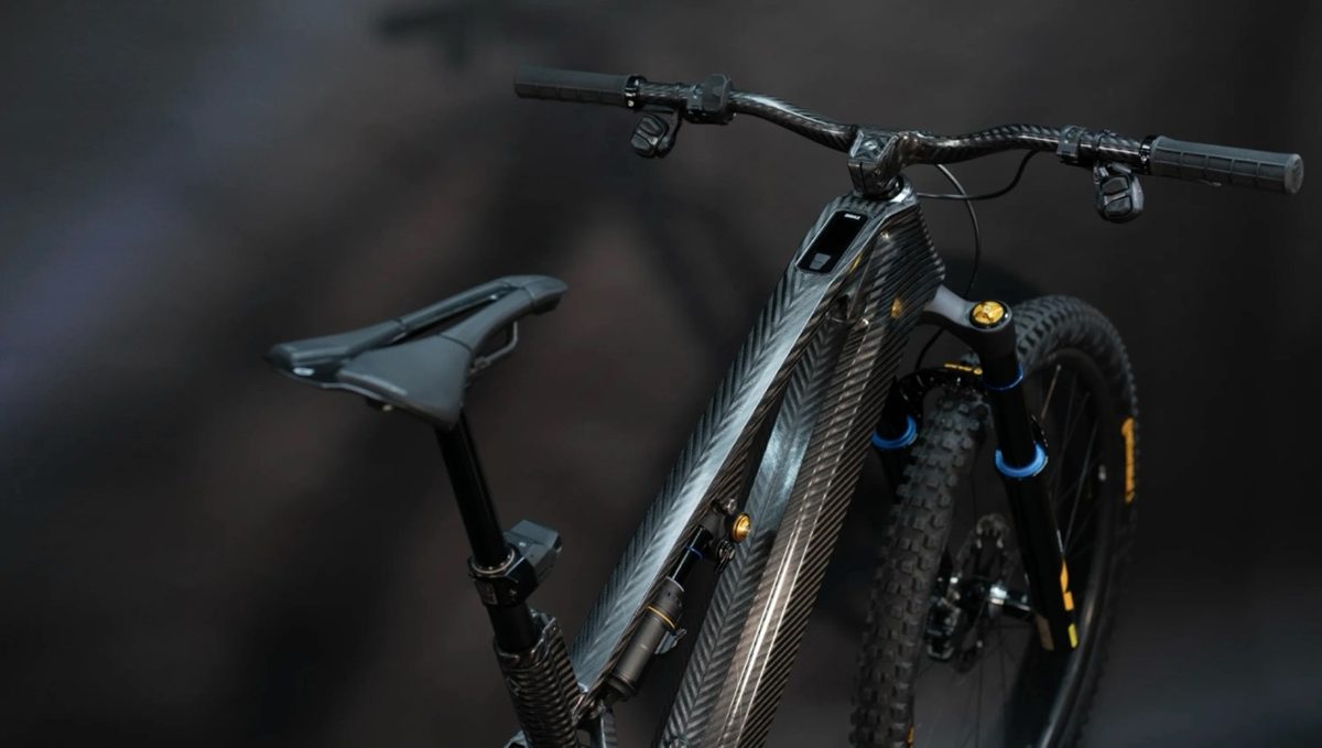 Ten elektryczny rower górski waży mniej niż większość typowych e-bike. Problem jest jeden